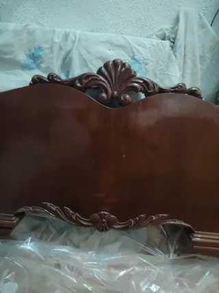 Cabecero de cama antiguo de madera con talla
