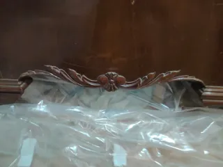 Cabecero de cama antiguo de madera con talla