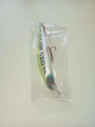 Señuelo de pesca plateado con rayas