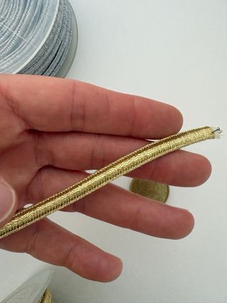 Cintas decorativas plateadas y doradas