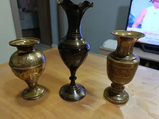Set di 3 antichi vasi in metallo e blocchi