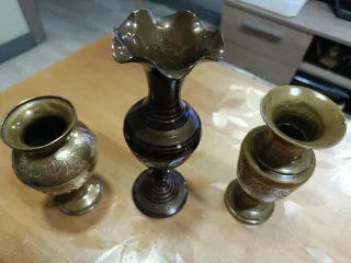 Set di 3 antichi vasi in metallo e blocchi