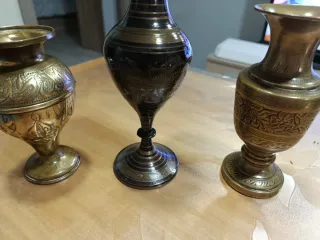 Set di 3 antichi vasi in metallo e blocchi