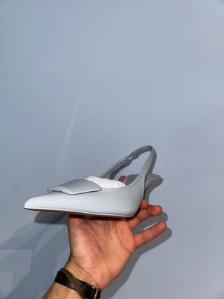 Zapato azul de tacón