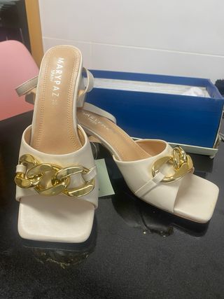 Sandalias MARYPAZ blancas con cadena dorada T.38