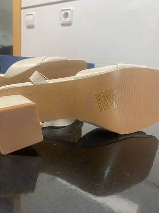 Sandalias MARYPAZ blancas con cadena dorada T.38