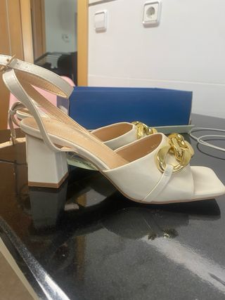 Sandalias MARYPAZ blancas con cadena dorada T.38