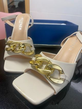 Sandalias MARYPAZ blancas con cadena dorada T.38