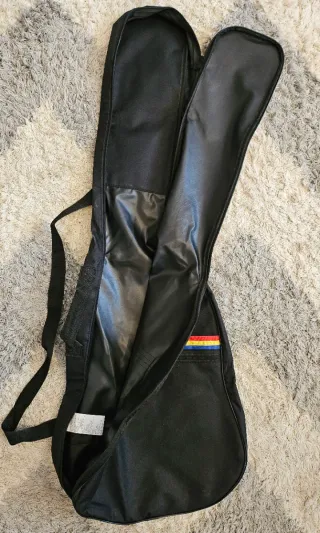 Funda antipolvo negra para guitarra eléctrica.