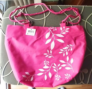 Bolso rosa con flores blancas