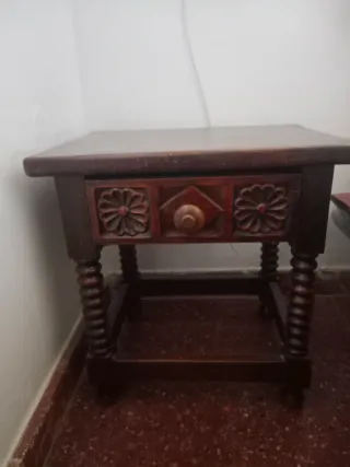 Mesita de noche de madera tallada