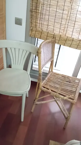 Juego de 2 sillas de madera y ratán