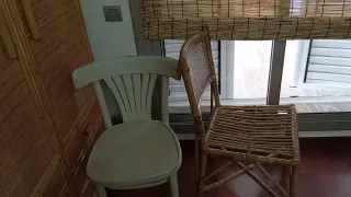 Juego de 2 sillas de madera y ratán