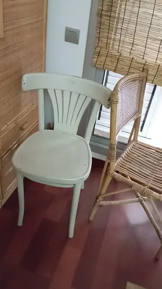 Juego de 2 sillas de madera y ratán