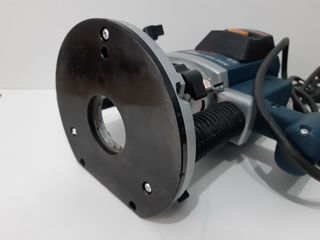 Fresadora Bosch GOF 1300 ACE.