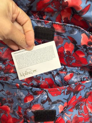 Mochila de Viaje Kipling floral azul y roja