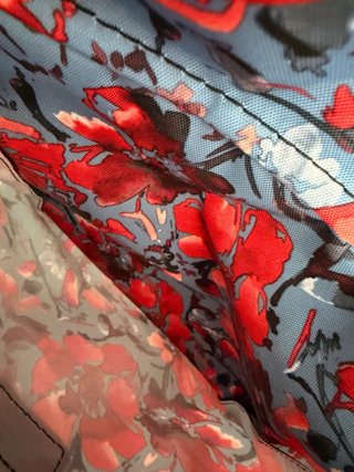Mochila de Viaje Kipling floral azul y roja