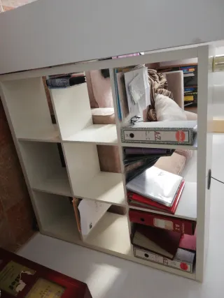 Estantería modular blanca y madera