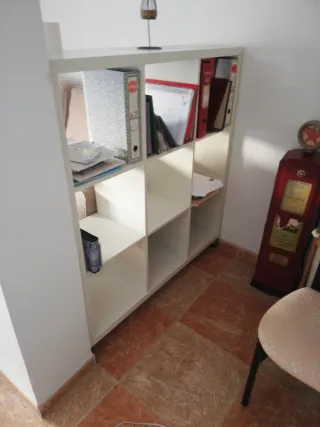 Estantería modular blanca y madera