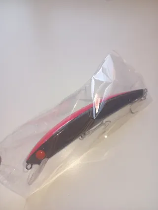 Señuelo de pesca negro y rosa