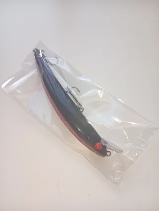 Señuelo de pesca negro y rosa