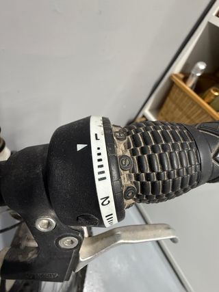 Bicicleta de montaña blanca y rosa