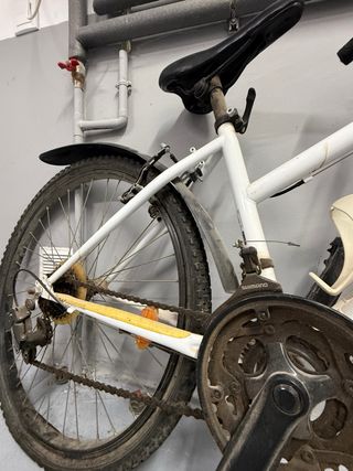 Bicicleta de montaña blanca y rosa