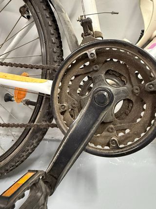 Bicicleta de montaña blanca y rosa