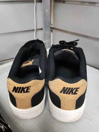 Zapatillas Nike Negras y Beige