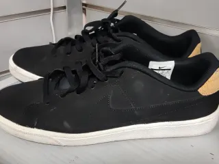 Zapatillas Nike Negras y Beige