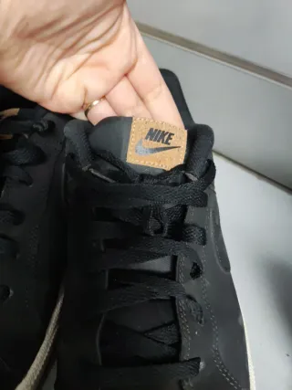 Zapatillas Nike Negras y Beige