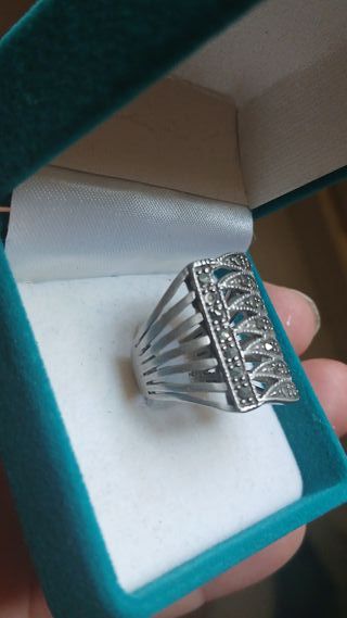 Anello in argento con pietre