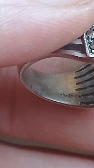 Anello in argento con pietre