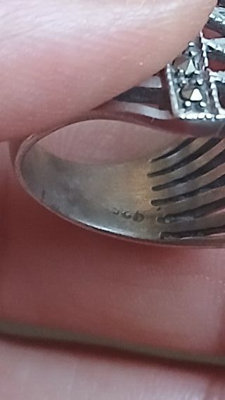 Anello in argento con pietre