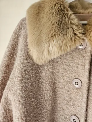 Chaqueta oversize beige con cuello de pelo