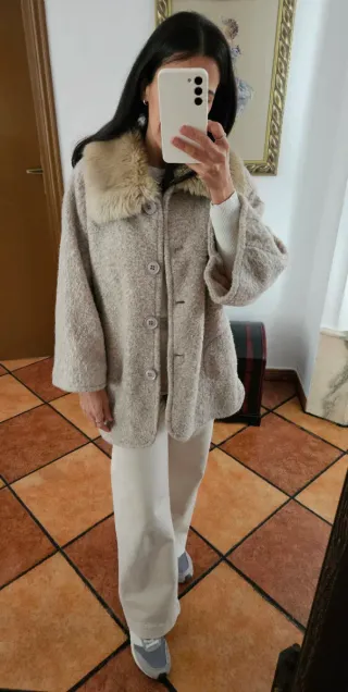 Chaqueta oversize beige con cuello de pelo