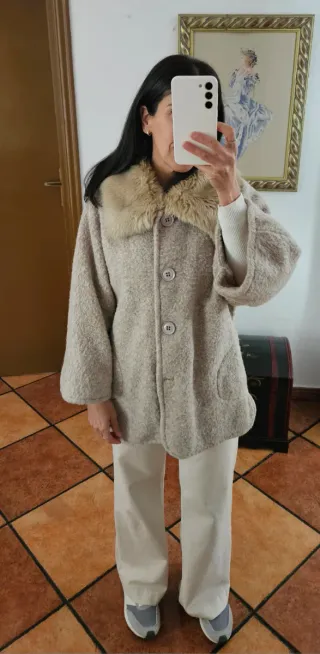 Chaqueta oversize beige con cuello de pelo