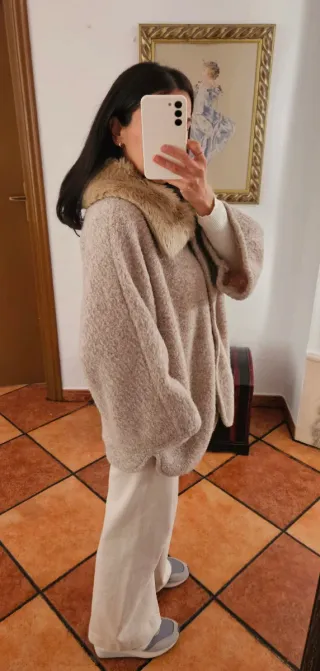 Chaqueta oversize beige con cuello de pelo