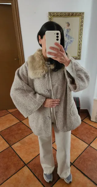 Chaqueta oversize beige con cuello de pelo