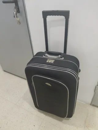 Maleta negra de viaje