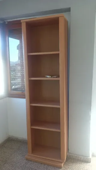 Estantería de madera marrón