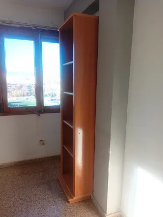 Estantería de madera marrón