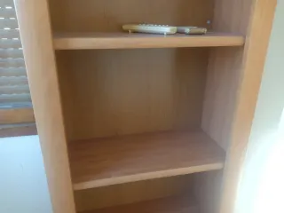 Estantería de madera marrón