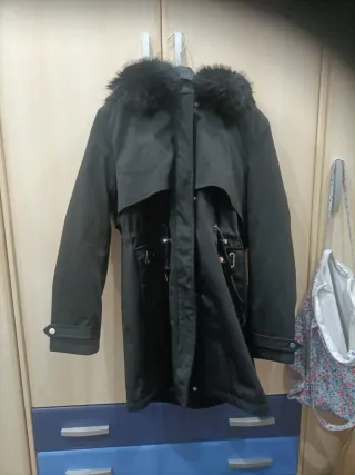 Chaquetón negro de mujer invierno con capucha pelo
