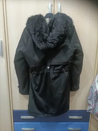 Chaquetón negro de mujer invierno con capucha pelo