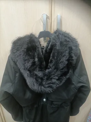 Chaquetón negro de mujer invierno con capucha pelo
