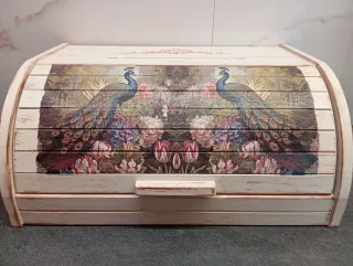 Panera de madera artesanal con decoración de pavos