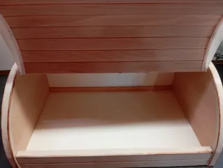 Panera de madera artesanal con decoración de pavos