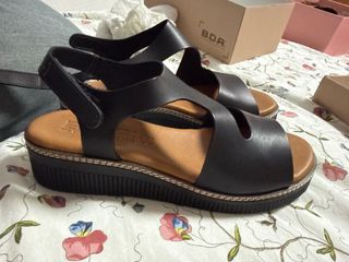 Sandalias Negras y Marrones