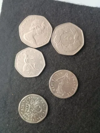 Lote de 5 monedas: 2 x 50p, 2 x 2 Francos, 1 x 1 F